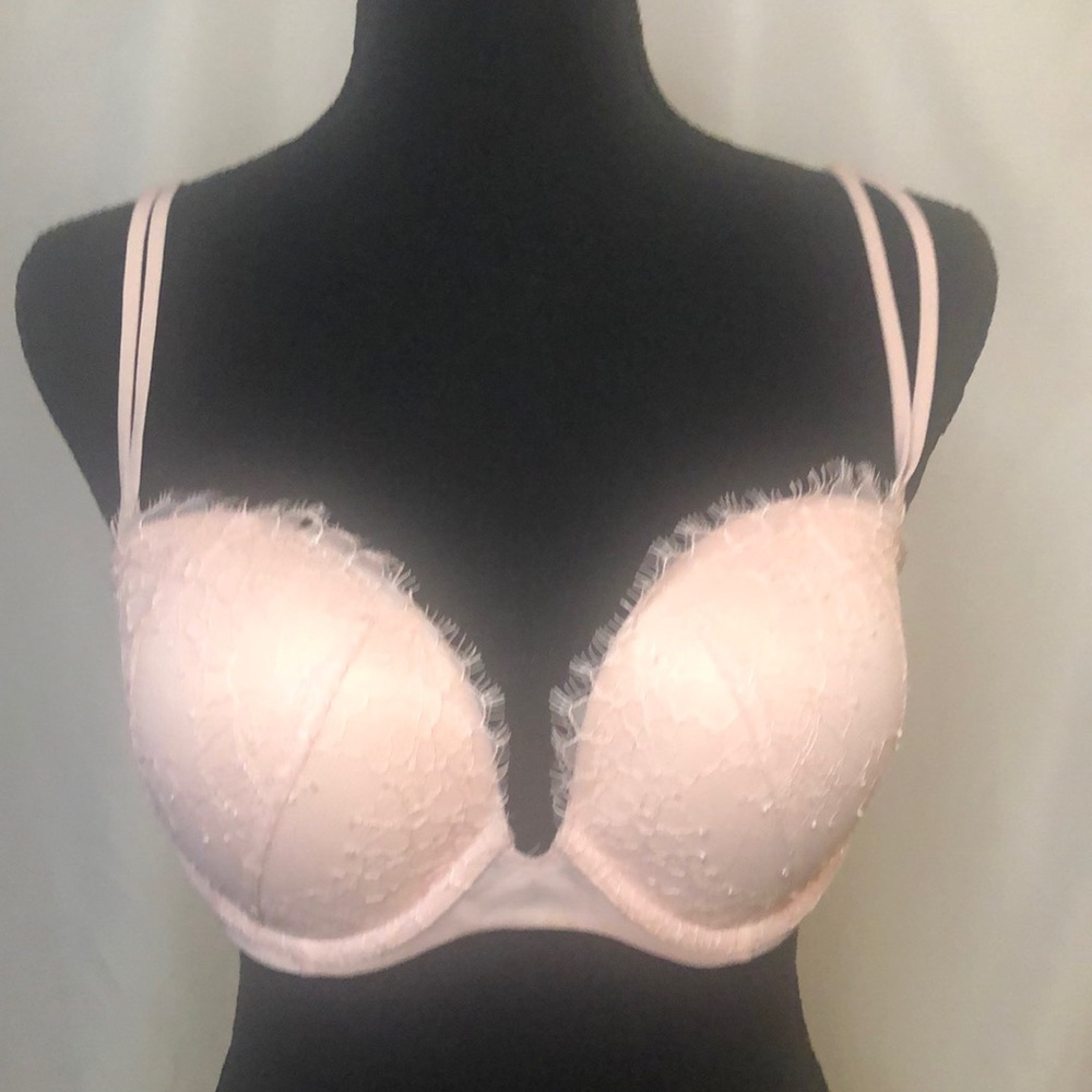 VICTORIA’S SECRET “Very Sexy” peach lace padded bra. Size 36 C.